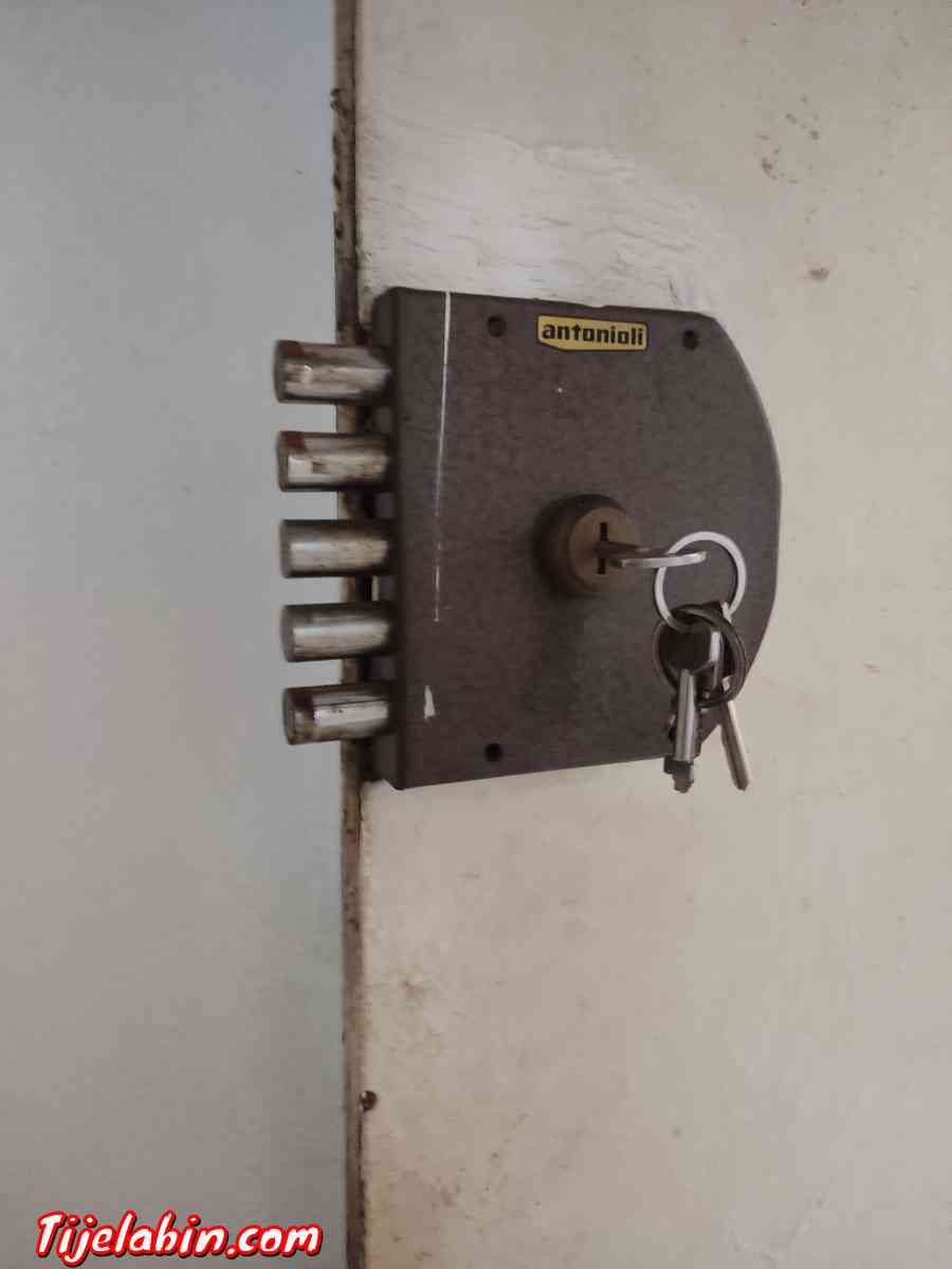 vends porte blindée للبيع باب حديد بلاندي