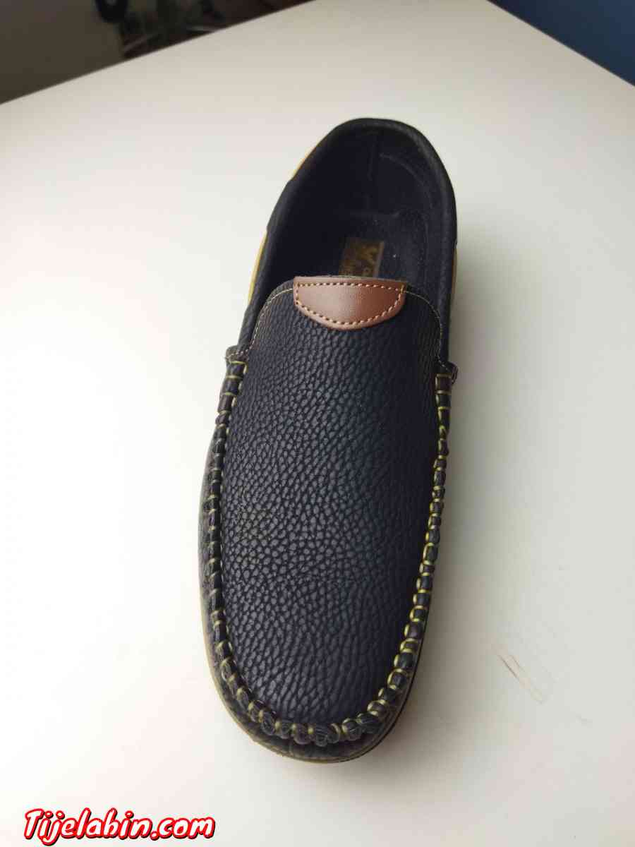 حذاء  من الجلد المميز