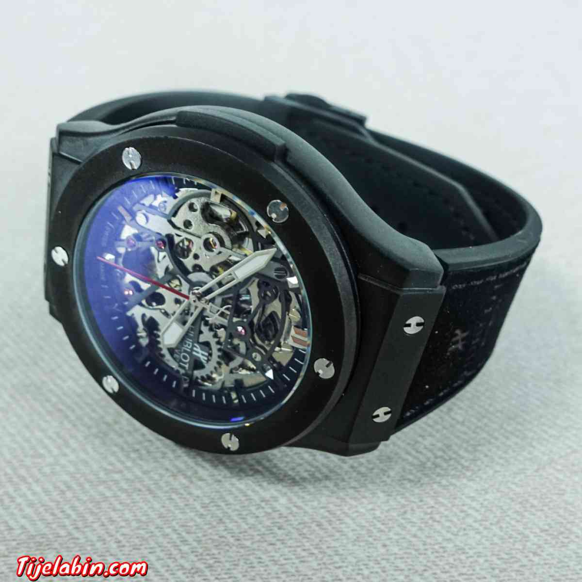 ساعة رجالية بمحرك قوي و تصميم كلاسيكي و أنيق من علامة هوبلوت