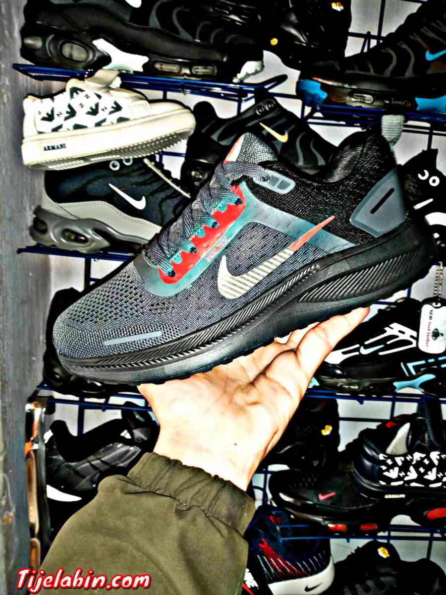 NIKE ZOOM  حاجة شابة خفيفة لسومال قومي وسوامة زينة - Abou El Hassen, Chlef - Tijelabin