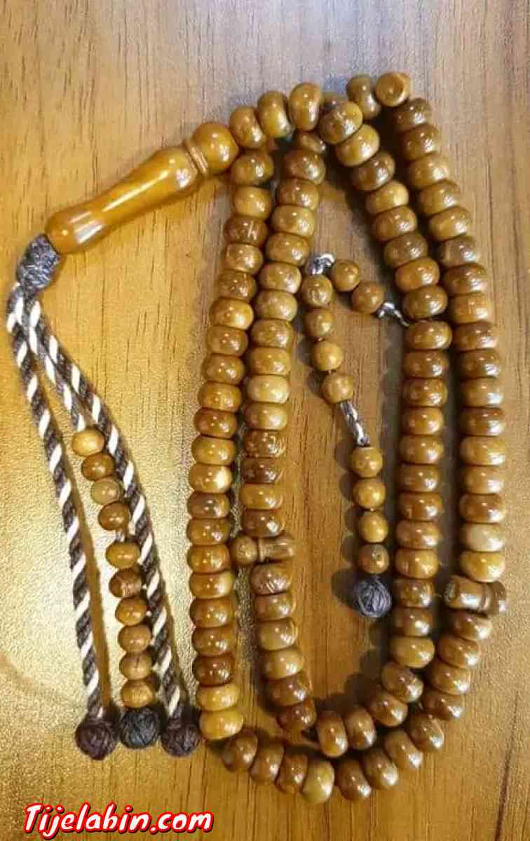 مصحف+ سجادة صلاة +حامل المصحف+ سبحة + سبحة إلكترونية +مسك سو