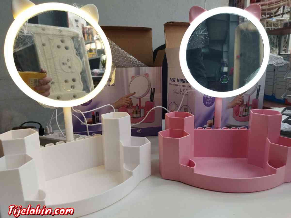 مرآة وضع وترتيب المكياج