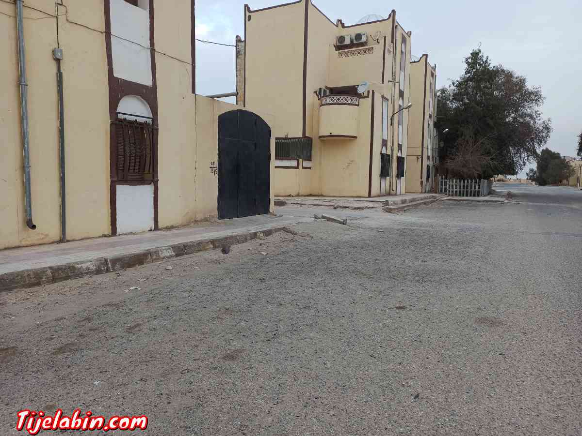 سكن اجتماعي 3 غرف و مرأب قرب محطة حافلات و محلات تجارية - El Oued, El Oued - Tijelabin