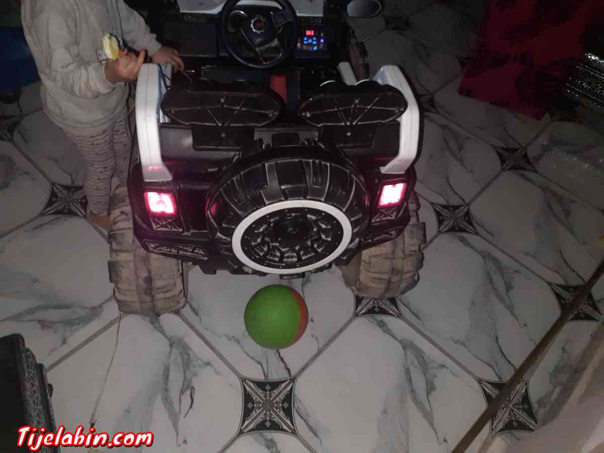 سيارة اطفال