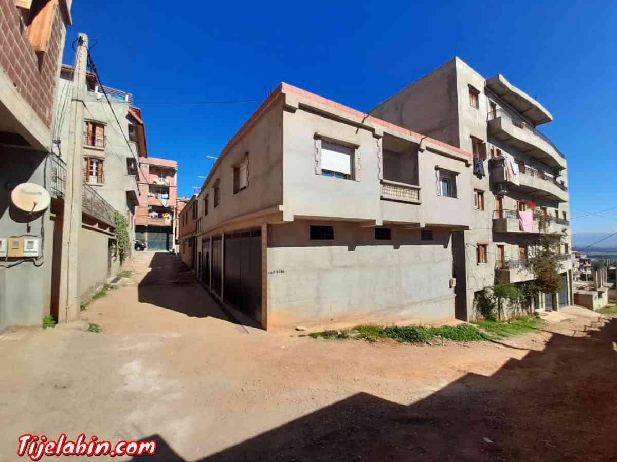 فيلا للبيع عقد ملكية ودفتر عقاري ورخصة بناء فيها 3 واجهات