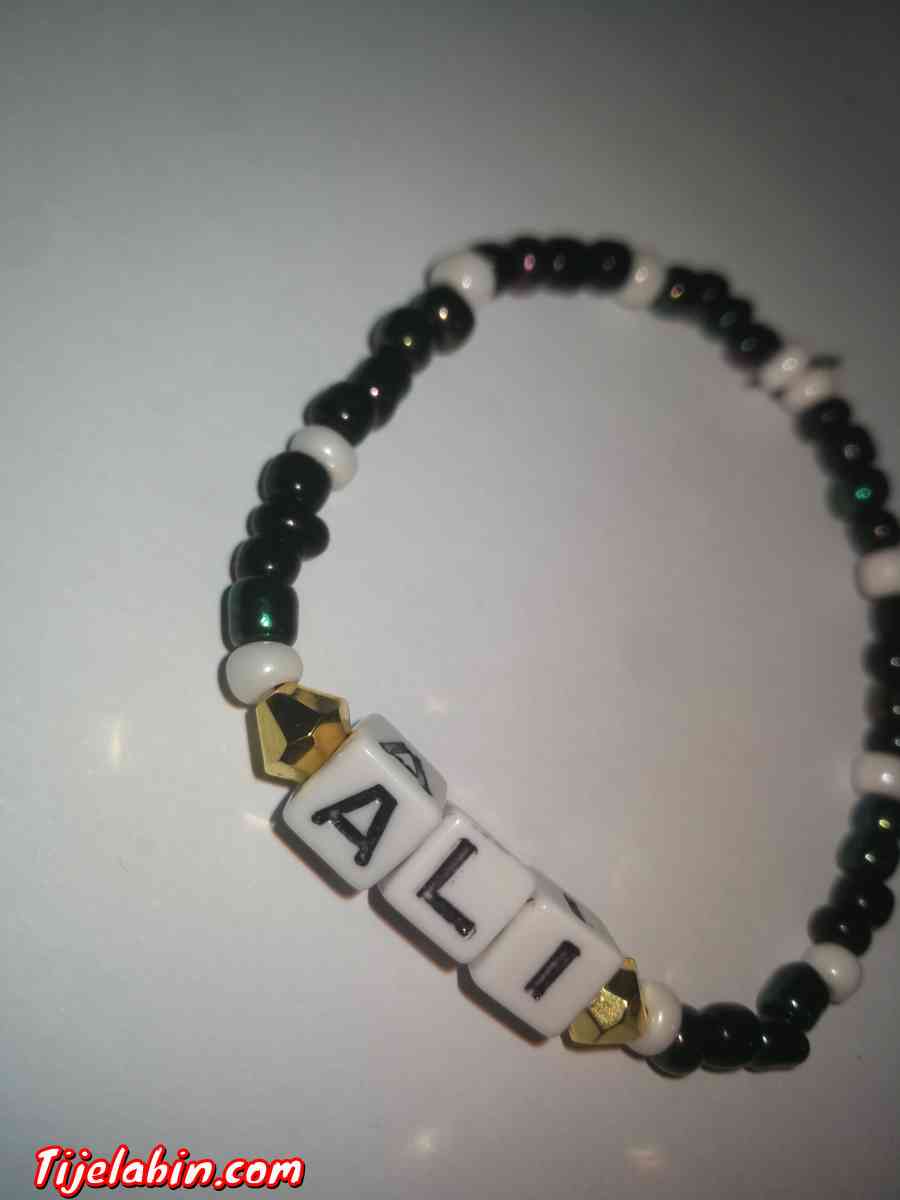 bracelet en perles avec prénom (Ali)