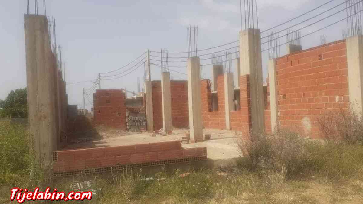 توجد قطعة ارظ للبيع فيها 3أرات أر اونص مبني ولباقي ليبري ايع