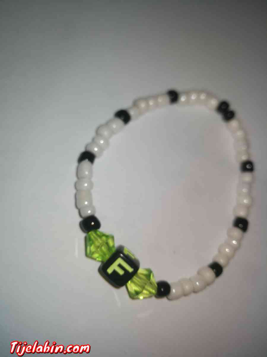 bracelet en perles avec lettres (F) - Hussein Dey, Alger - Tijelabin