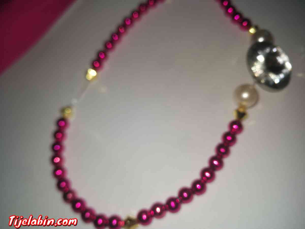 collier de perles avec décoration