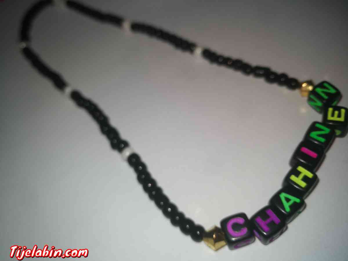 collier en perles avec prénom (Chahinez)