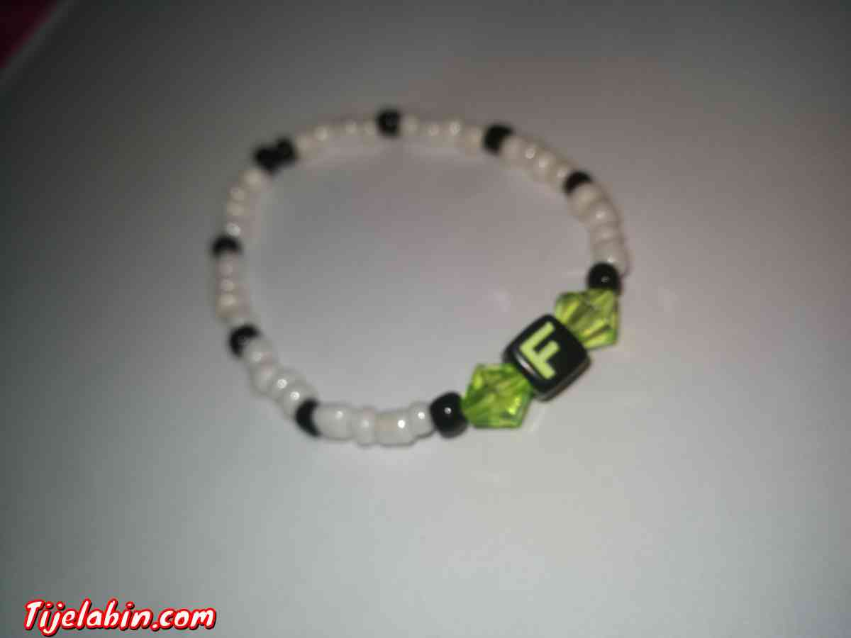 bracelet en perles avec lettres (F)