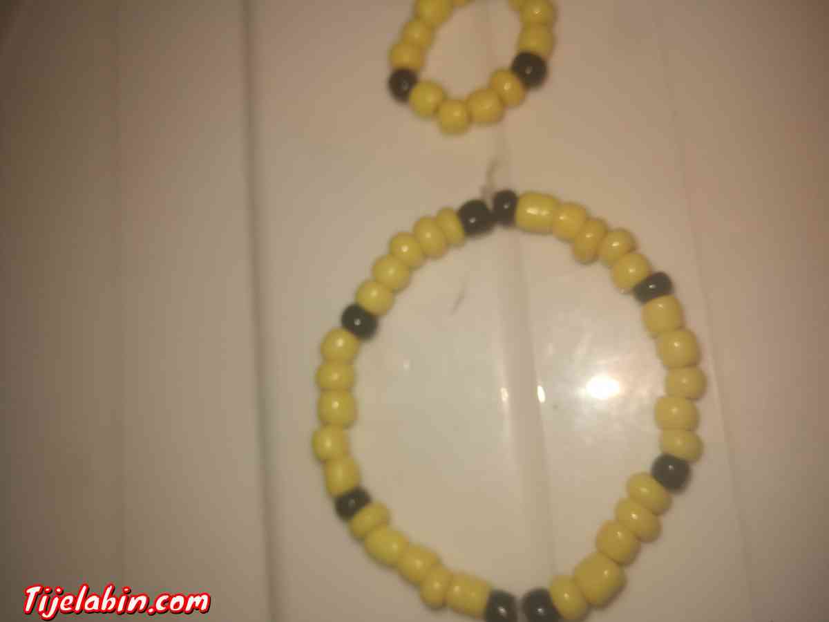 bracelet en perles avec bague jaune_noir - Hussein Dey, Alger - Tijelabin