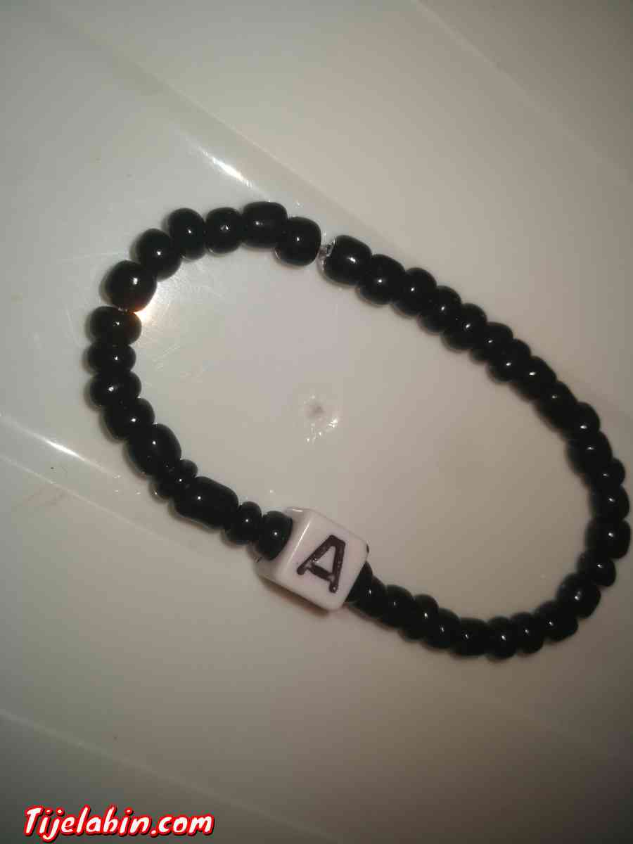braclet noir avec lettre(à) - Hussein Dey, Alger - Tijelabin