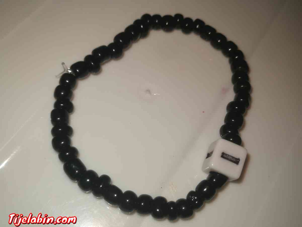 braclet noir avec lettre (I) - Hussein Dey, Alger - Tijelabin