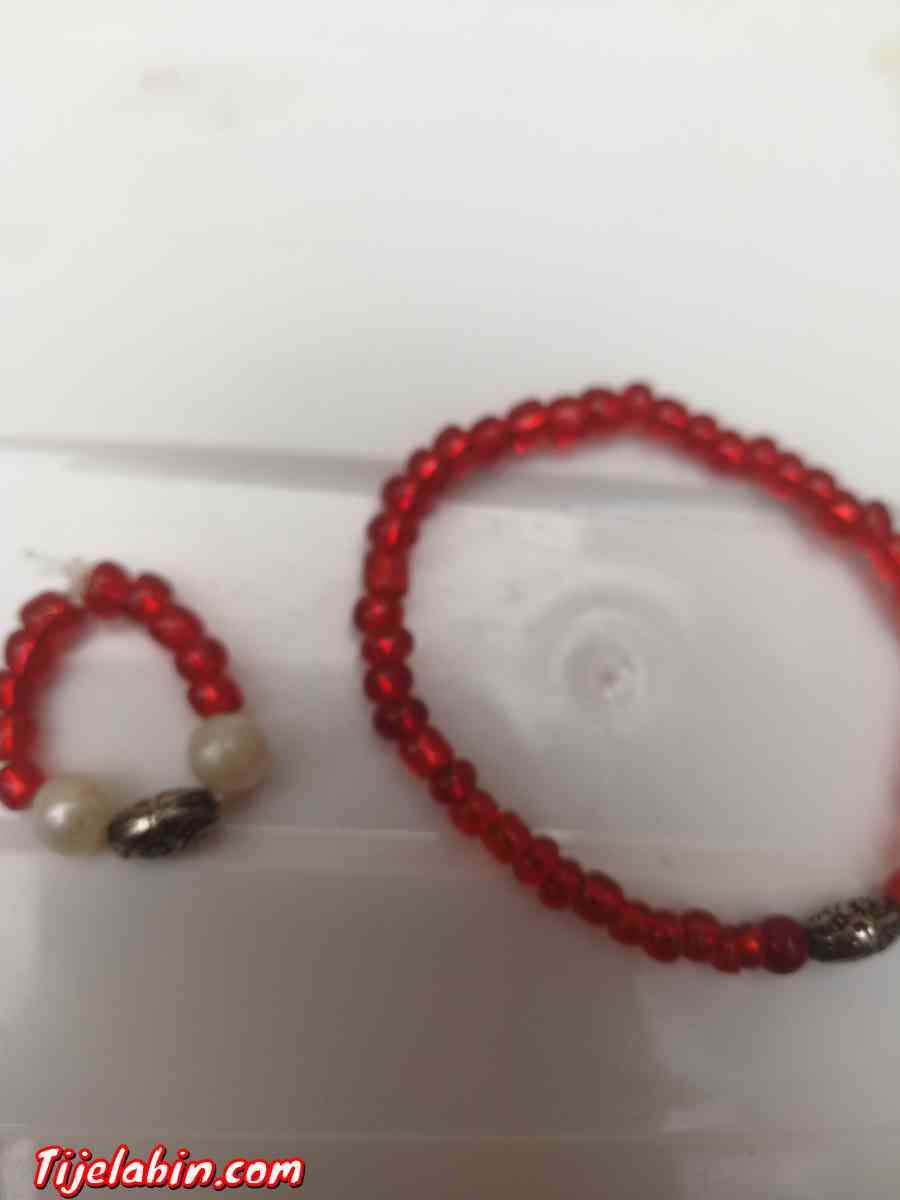 bracelet avec bague rouge