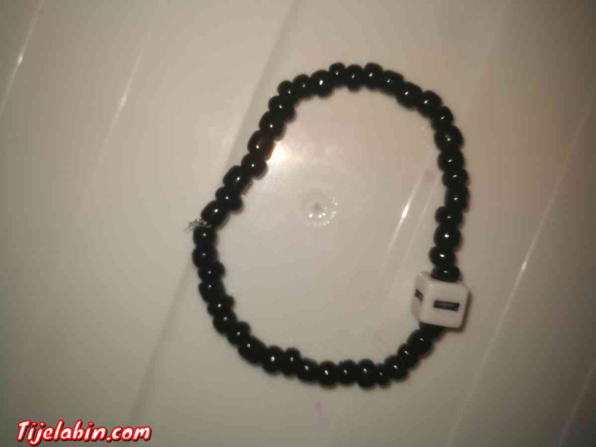 braclet noir avec lettre (I)
