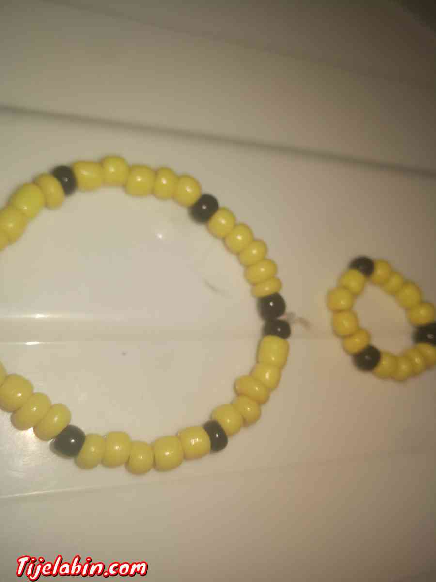 bracelet en perles avec bague jaune_noir