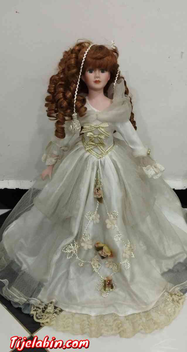 poupée porcelaine - Bab Azzouar, Alger