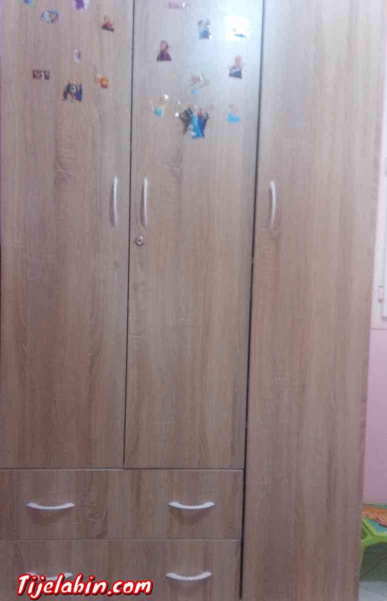 خزانة ثلاث ابواب جميلة بحجم رائع - Larbaa, Blida