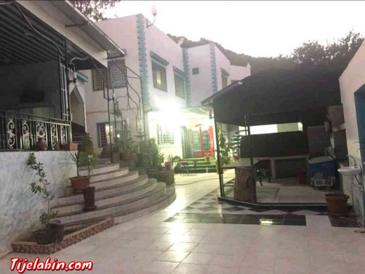 مطعم و ارض ا - Tlemcen, Tlemcen - Tijelabin