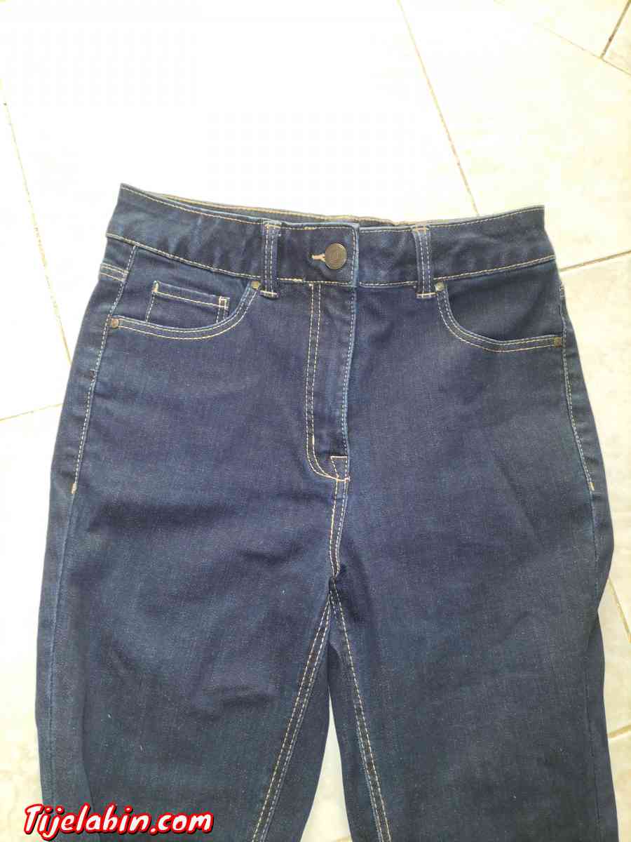 je vends un jean bleu foncé il vient de chez Damart