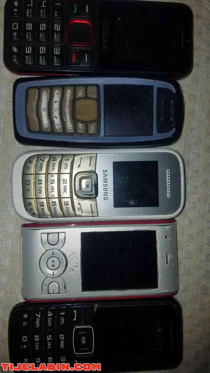 مجموعة من الهواتف المعطلة موجهة نحو محلات التصليح و الصيانة - Khracia, Alger - Tijelabin