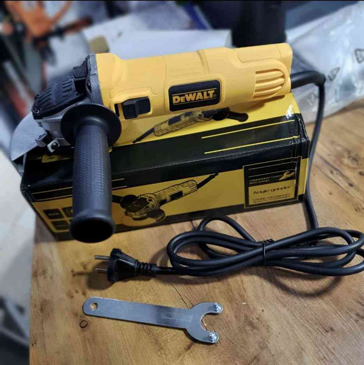 Tranconneuse dewalt 710 w