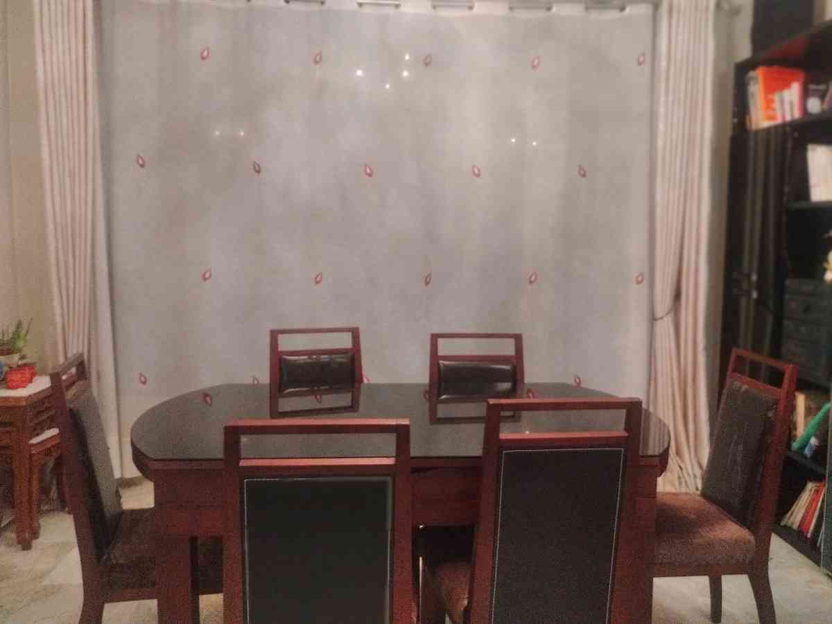 table de salle a manger en bon etat