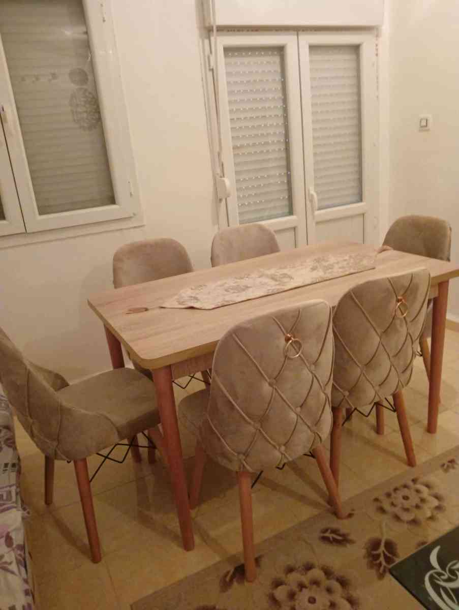 طاولة و كراسي