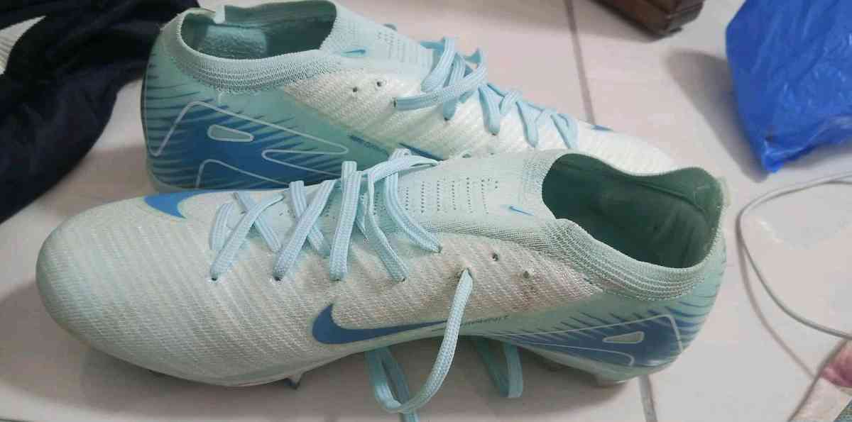 حذاء كرة قدم - Bab Azzouar, Alger