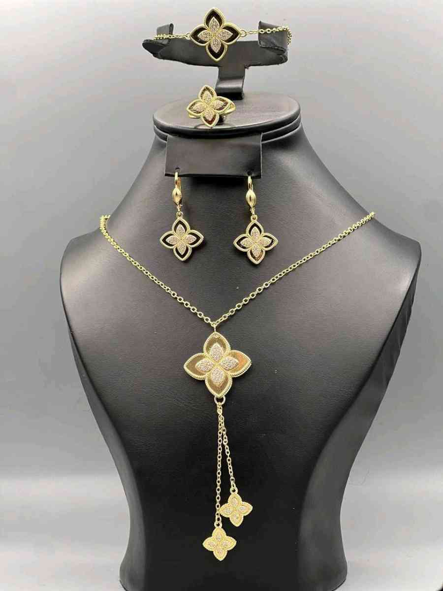 طقم أنيق ساعة نسائية  إكسسوارات راقية الطقم هذا يعطيك لمسة - Alger Centre, Alger - Tijelabin