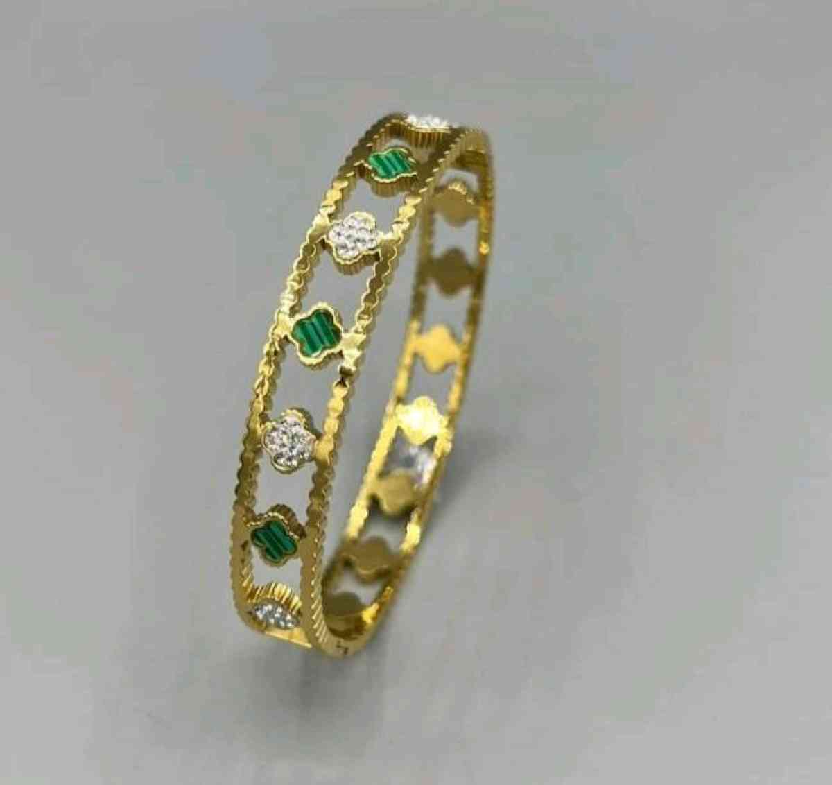 طقم أنيق ساعة نسائية  إكسسوارات راقية الطقم هذا يعطيك لمسة - Alger Centre, Alger - Tijelabin