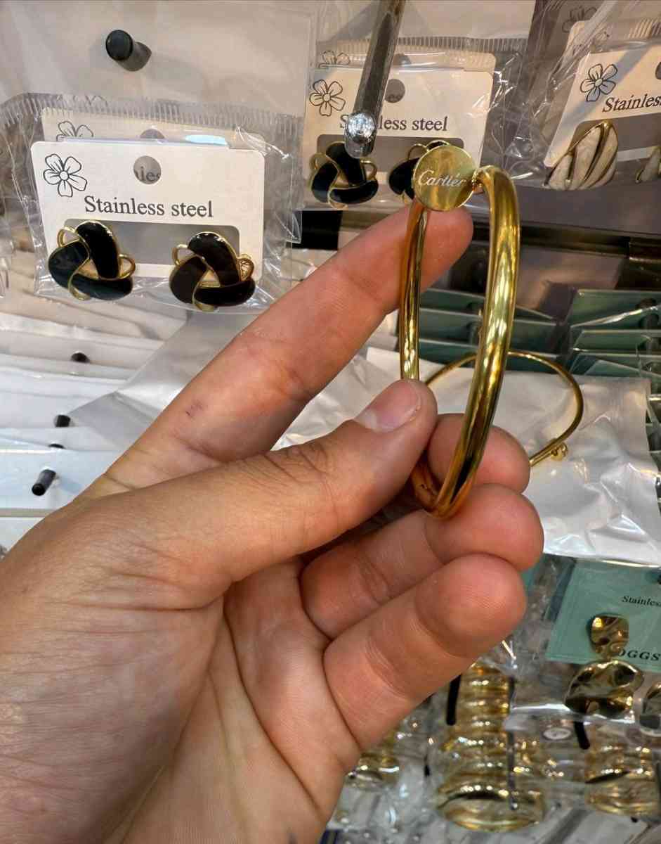 طقم أنيق ساعة نسائية  إكسسوارات راقية الطقم هذا يعطيك لمسة - Alger Centre, Alger