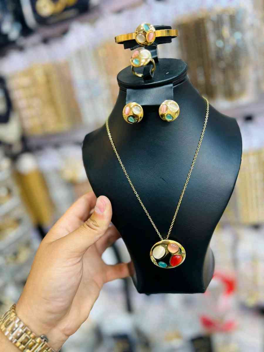 طقم أنيق ساعة نسائية  إكسسوارات راقية الطقم هذا يعطيك لمسة - Alger Centre, Alger - Tijelabin