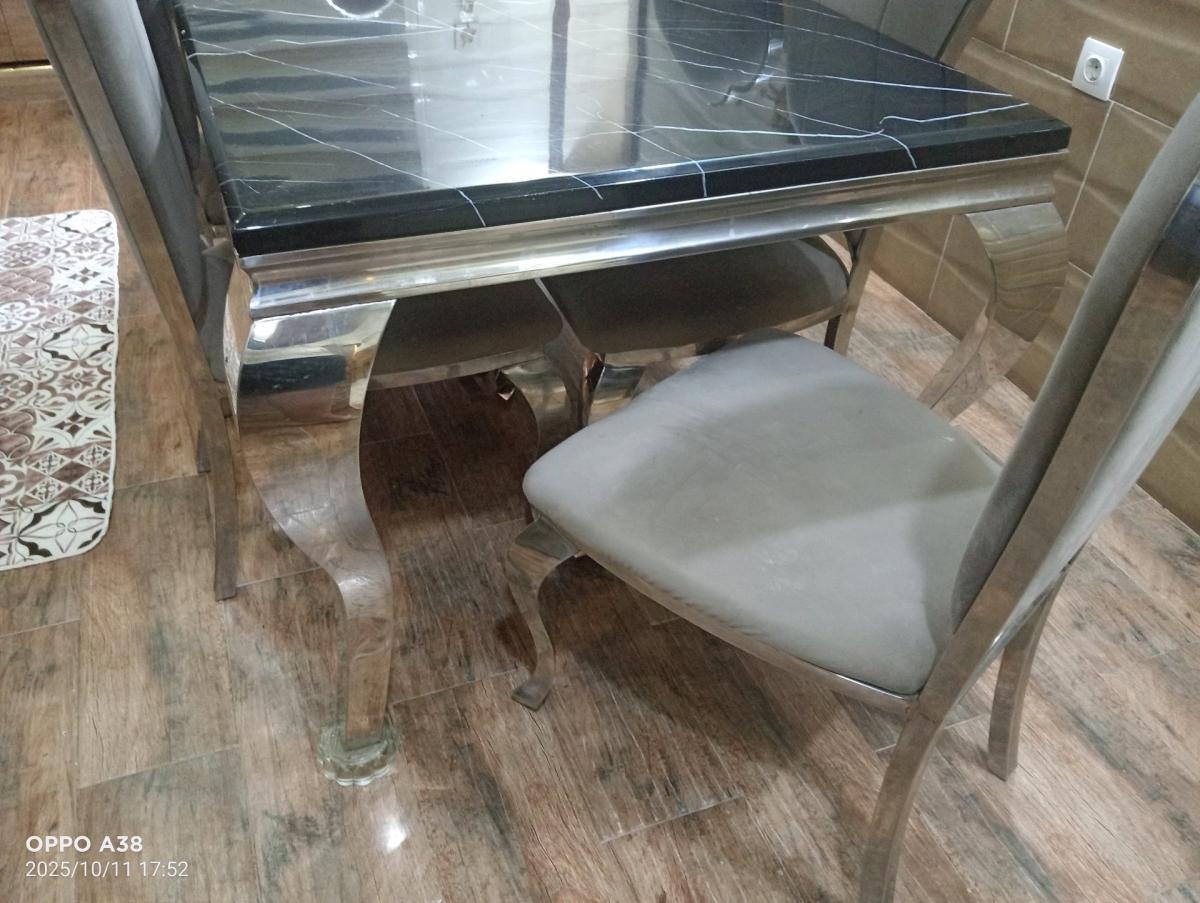 table  manger - Es Senia, Oran - Tijelabin