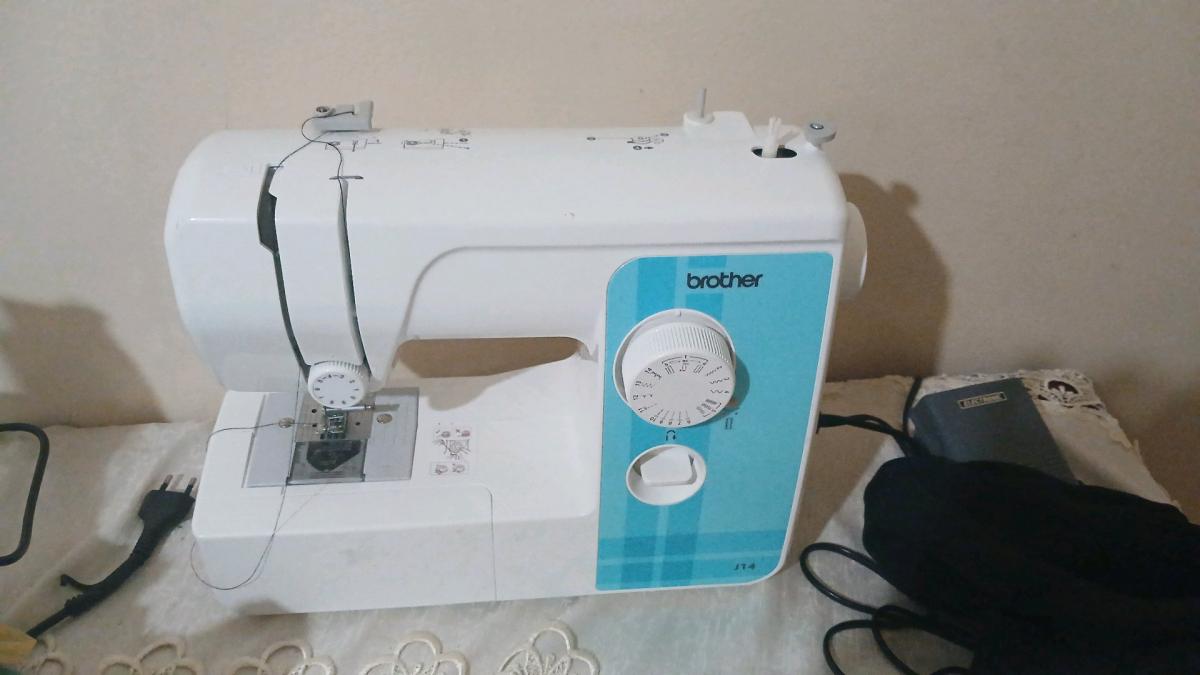 آلة الخياطة