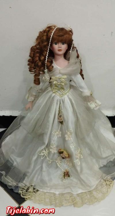 poupée porcelaine