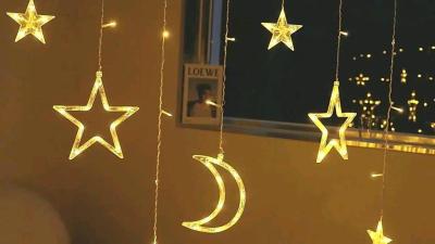 ستائر رمضانية مضيئة على شكل هلال